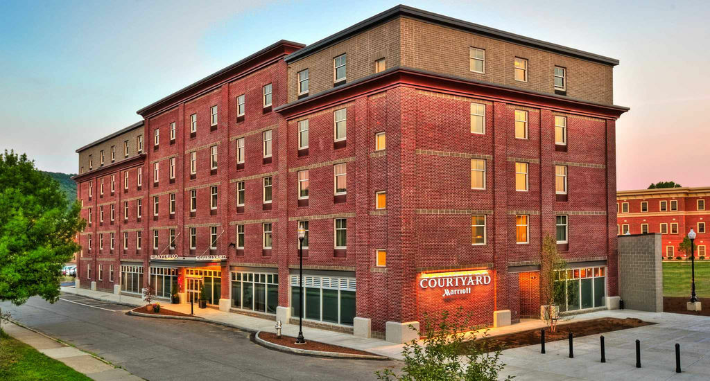 Courtyard Keene Downtown Kültér fotó